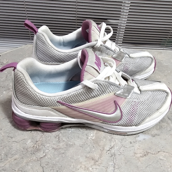 Nike Shoes - Unisex NIKE Shox NZ SI Plus White Leather Athletic Shoes / Size 7.5